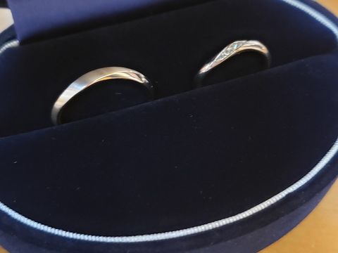 【Something Blue(サムシングブルー)の口コミ】 婚約指輪と重ね付けを考えていました。２種類の結婚指輪と迷いましたが婚…