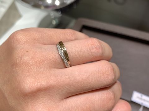 【アイプリモ(I-PRIMO)の口コミ】 指輪を重ね付けしたようなデザインで、とても華やかです。プラチナ、ピン…