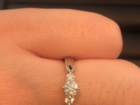 【エクセルコダイヤモンド(EXELCO DIAMOND)の口コミ】 婚約指輪です。プラチナでミル打ちとダイヤモンドがとてもかわいかった。…