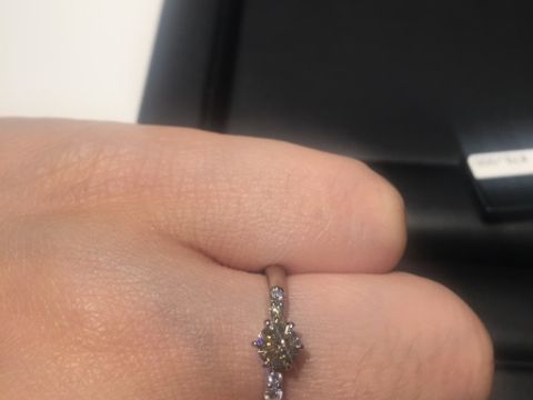 【ラザール ダイヤモンド(LAZARE DIAMOND)の口コミ】 たくさんの種類を試着をしました。その中で、三つまで絞りました。一番好…