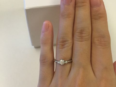 【STAR JEWELRY(スタージュエリー)の口コミ】 指がきれいに見えるV字タイプがとても気に入りました。シンプルなデザイン…