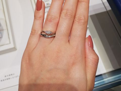 【銀座ダイヤモンドシライシの口コミ】 少し、インパクトのあるデザインに惹かれました。
1つで付けても存在感が…