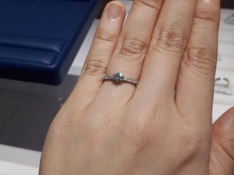 【銀座ダイヤモンドシライシの口コミ】 中央ダイヤの両サイドにメタダイヤが入っているタイプのデザインです。ダ…