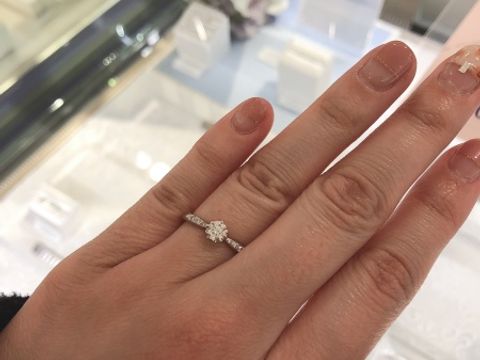 【ヴァンドーム青山(VENDOME AOYAMA)の口コミ】 大きい一粒のダイヤの横に小さいダイヤがあしらっているデザインを試着さ…