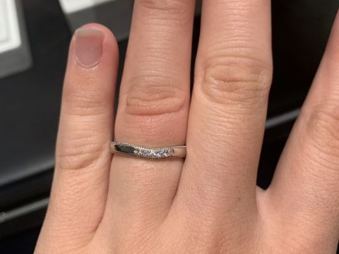 【エクセルコダイヤモンド(EXELCO DIAMOND)の口コミ】 弱めのVの形が指を細く見せてくれる効果があり、強いVの形と違って柔らか…