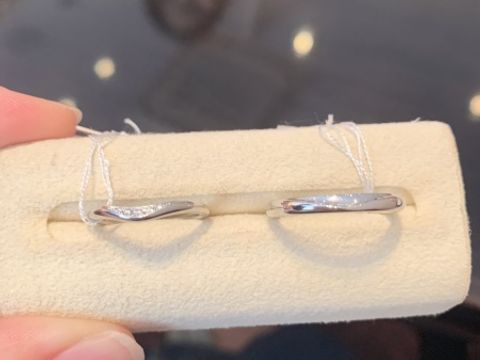 【ケイウノ ブライダル(K.UNO BRIDAL)の口コミ】 男女共に柔らかく湾曲したデザインに、女性の方には優しくカーブデザイン…