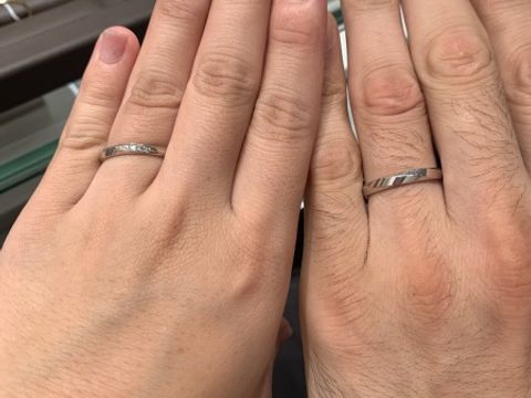【アイプリモ(I-PRIMO)の口コミ】 ペアが伝わる、斜めラインのデザインが可愛い指輪です。女性の方にはダイ…