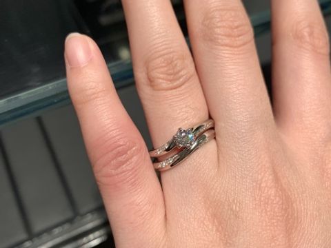 【銀座ダイヤモンドシライシの口コミ】 ウェーブのデザインで婚約指輪と結婚指輪が合わさるデザインになっている…