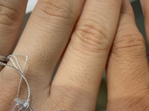 【ETERNAL(エターナル)の口コミ】 ウェーブのデザインでダイヤモンドが斜めに流れるように配置されたところ…