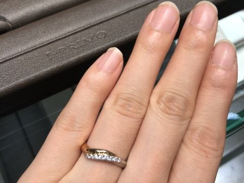 【アイプリモ(I-PRIMO)の口コミ】 ウェーブ状でありプラチナにゴールドの入った珍しいデザインです。ダイヤ…