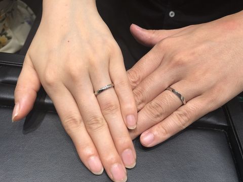 【ラザール ダイヤモンド(LAZARE DIAMOND)の口コミ】 指輪は太めで指輪の左右にダイヤモンドが斜めに入っているデザインです。…