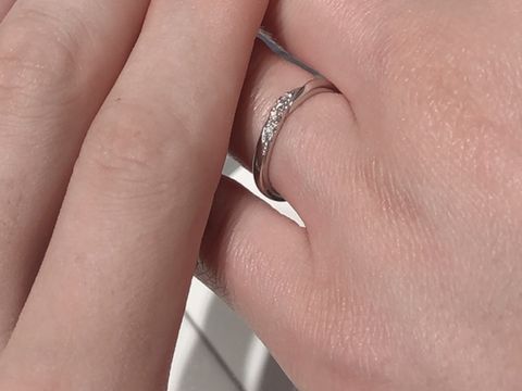 【銀座ダイヤモンドシライシの口コミ】 婚約指輪との重ね付けが綺麗にできるものを探していました。ストレートで…