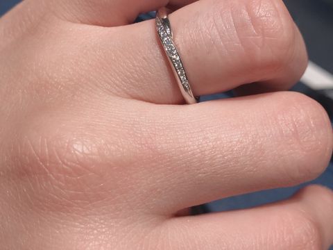 【銀座ダイヤモンドシライシの口コミ】 ダイヤモンドが贅沢にたくさん付いており、指を動かす度にキラキラと綺麗…