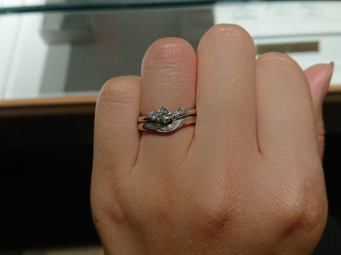 【銀座ダイヤモンドシライシの口コミ】 セットリングなのでぴったり重なり、キラキラしたひとつの指輪のようにな…