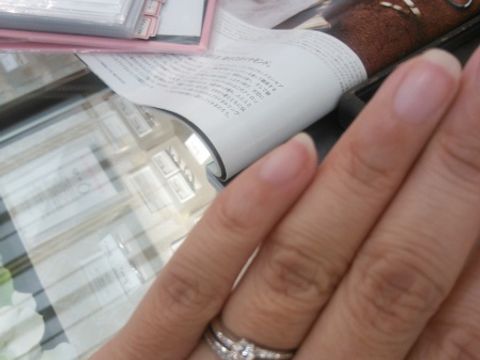 【銀座ダイヤモンドシライシの口コミ】 石一石のデザインがとても気に入りました。
指にもあっていてかなり気に入…