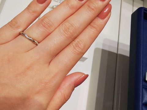 【銀座ダイヤモンドシライシの口コミ】 ダイヤが入ったデザインが良いと思い、いくつか試着させてもらいました。
…