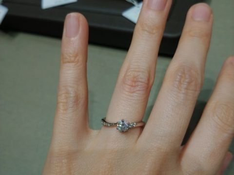 【アイプリモ(I-PRIMO)の口コミ】 サイドのダイヤモンドがアシンメトリーについていて、少し個性の出せるデ…