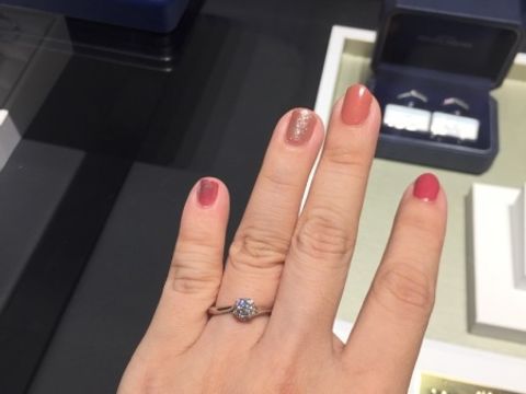 【銀座ダイヤモンドシライシの口コミ】 指輪自体はとってもシンプルで、王道なデザインが多かったです。これから…