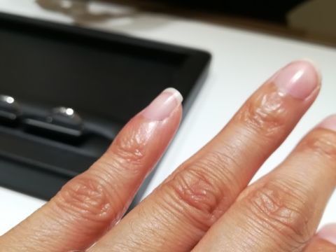 【ラザール ダイヤモンド(LAZARE DIAMOND)の口コミ】 真ん中だけ少し大きいダイヤがあるのでシンプルなリングだけどシンプルす…