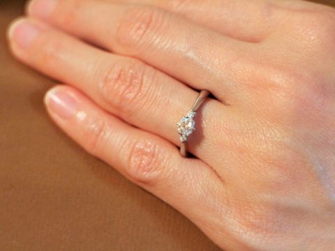 【アイプリモ(I-PRIMO)の口コミ】 希望のデザインは、大きなダイヤがひとつ、両サイドに小さなダイヤがひと…