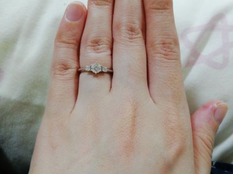 【MIKIMOTO(ミキモト)の口コミ】 シンプル且つ憧れの婚約指輪なので輝きが強いものを選びました。ダイヤ一…