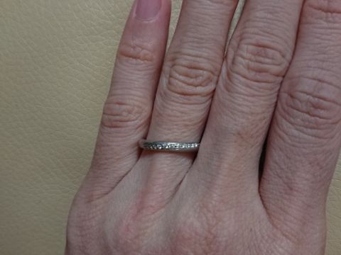 【ラザール ダイヤモンド(LAZARE DIAMOND)の口コミ】 ストレートタイプのハーフエタニティにしようと思っていたのですが、この…