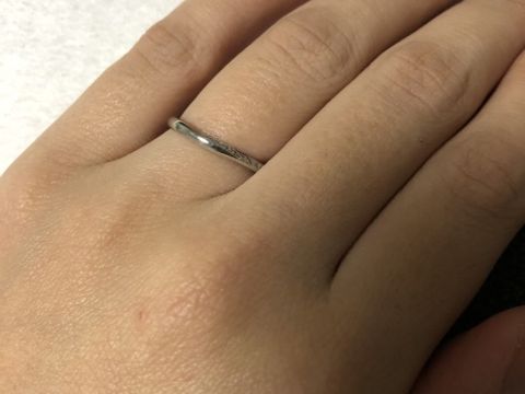 【俄(にわか)の口コミ】 指輪の素材がすごく強度のあるプラチナを使っているとのことで耐久性の面…