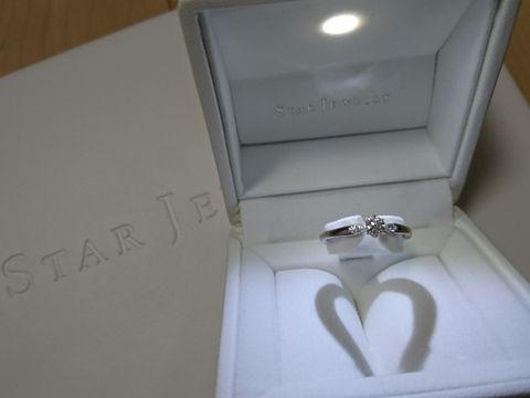 【STAR JEWELRY(スタージュエリー)の口コミ】 もともと婚約指輪を購入する予定がなく、
結婚指輪をダイヤが多めのデザイ…