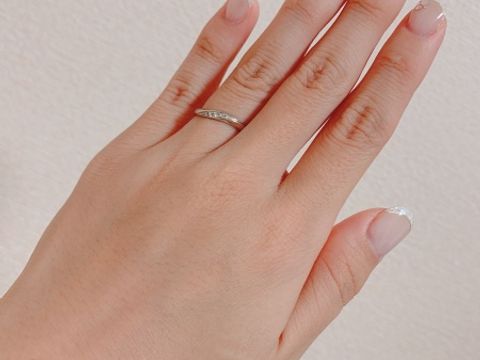 【銀座ダイヤモンドシライシの口コミ】 ウェーブで細身のデザイン、そしてダイヤがキラキラしてて可愛いものを探…