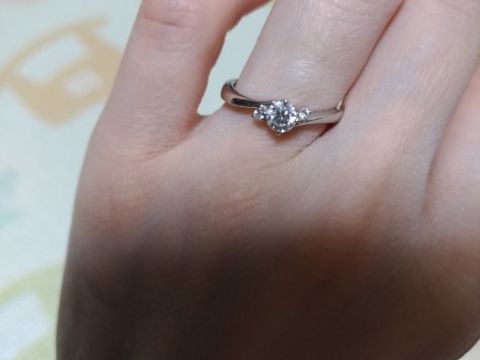 【アイプリモ(I-PRIMO)の口コミ】 理想のデザインで一目惚れしました。ダイヤとストーンがついていて、とて…