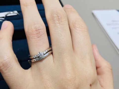 【4℃ BRIDAL(ヨンドシーブライダル)の口コミ】 ストレートタイプより、ウェーブやV字が指にしっくりきたので、このデザイ…