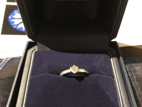 【銀座ダイヤモンドシライシの口コミ】 デザインに一目惚れしました。センターダイヤの大きさにはこだわりはなか…