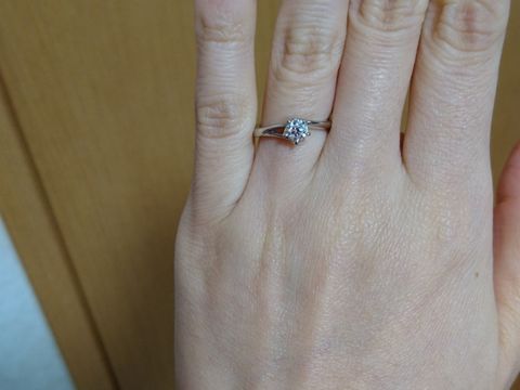 【俄(にわか)の口コミ】 細目の指輪でV字カーブで指がきれいに見えるデザインを探しておりましたが…