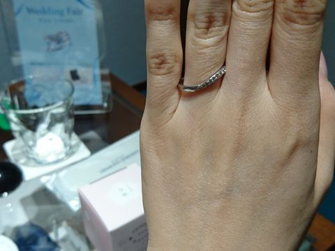 【エクセルコダイヤモンド(EXELCO DIAMOND)の口コミ】 カーブデザインで、俄の初桜とかさねづけでき、ダイヤモンドが入ったもの…