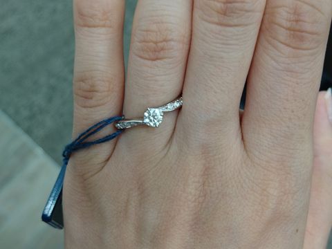 【ROYAL ASSCHER(ロイヤル・アッシャー)の口コミ】 この店舗はカット方法が他店と異なり、白っぽい輝きが特徴のダイヤモンド…