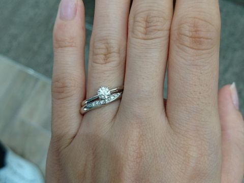 【ROYAL ASSCHER(ロイヤル・アッシャー)の口コミ】 指輪のデザインはストレートタイプで、真ん中にカーブを描いて、ダイヤモ…