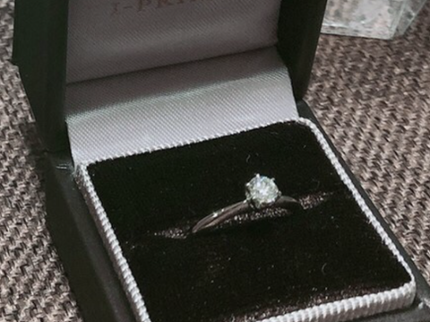 【アイプリモ(I-PRIMO)の口コミ】 なんといってもダイヤモンドが映えるデザインが良いです。プロポーズのた…