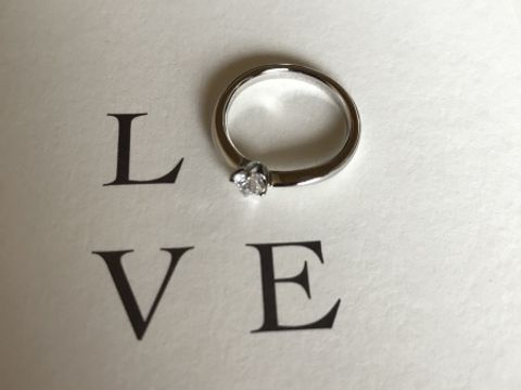 【アイプリモ(I-PRIMO)の口コミ】 ダイヤモンドの輝きが素晴らしく、それを引き立たせるような、曲線のデザ…