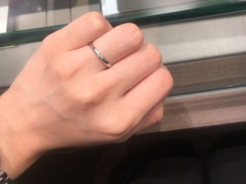 【アイプリモ(I-PRIMO)の口コミ】 細身ですが、綺麗なダイヤモンドが中心にありほどよい存在感があります。…