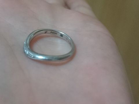 【アイプリモ(I-PRIMO)の口コミ】 婚約指輪と重ね付けしたいと思い、婚約指輪の中央のダイヤが引き立つよう…