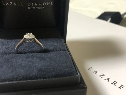 【ラザール ダイヤモンド(LAZARE DIAMOND)の口コミ】 センターダイヤモンドの周りにメレダイヤがぐるりと一周しているで、遠く…