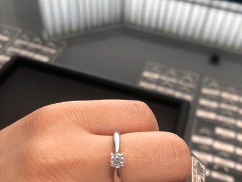 【エクセルコダイヤモンド(EXELCO DIAMOND)の口コミ】 ４本爪のシンプルなエンゲージリングです。
6本爪に比べると、よりシャー…