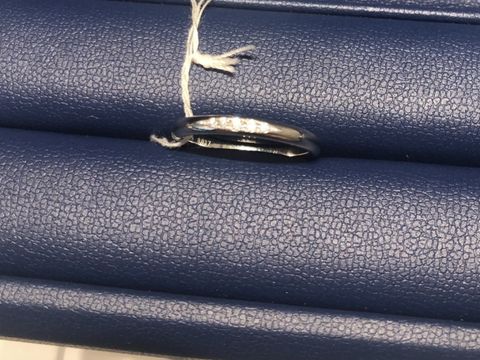 【銀座ダイヤモンドシライシの口コミ】 シンプルなストレートラインで、5石のダイヤモンドが輝く可愛らしいデザイ…