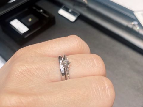 【ラザール ダイヤモンド(LAZARE DIAMOND)の口コミ】 細身のストレートですっきりとしたデザインなのですが、装着する向きを変…