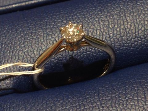 【銀座ダイヤモンドシライシの口コミ】 一粒ダイヤに憧れていたのでまさに理想のデザインでした。
セントグレアは…