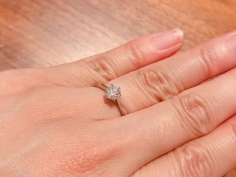 【ラザール ダイヤモンド(LAZARE DIAMOND)の口コミ】 彼女が色々なブランドを見て、一番反応が良かったのでこの指輪にしました…