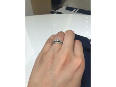 【4℃ BRIDAL(ヨンドシーブライダル)の口コミ】 シンプルでかつ女性らしいラインのウェーブが印象的でした。
セットリング…