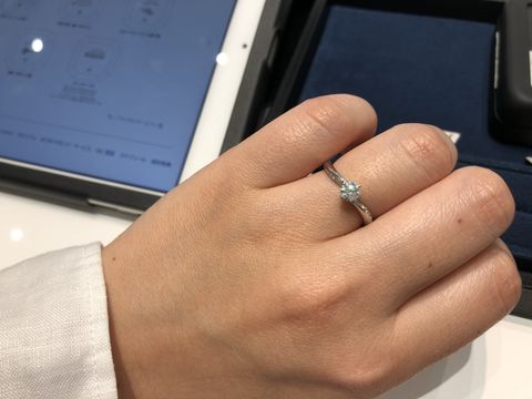 【4℃ BRIDAL(ヨンドシーブライダル)の口コミ】 ダイヤモンドの大きさがポイントです。今回、ダイヤモンドの大きさと、指…