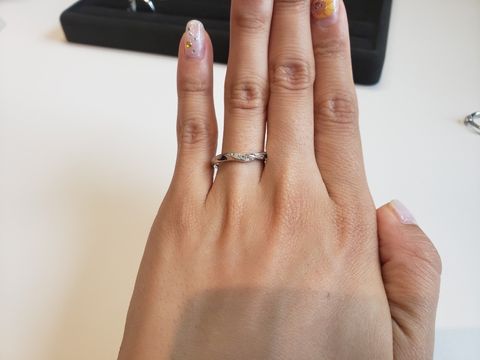 【4℃ BRIDAL(ヨンドシーブライダル)の口コミ】 緩やかなウェーブが指を長く、綺麗に見せてくれとても素敵でした。
ダイヤ…