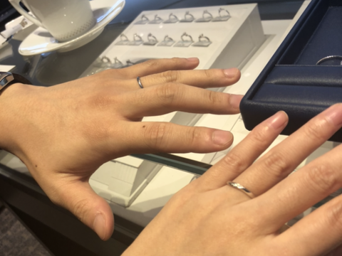 【銀座ダイヤモンドシライシの口コミ】 私のほうの指輪は一見するとストレートですが少しウェーブがかっていて指…